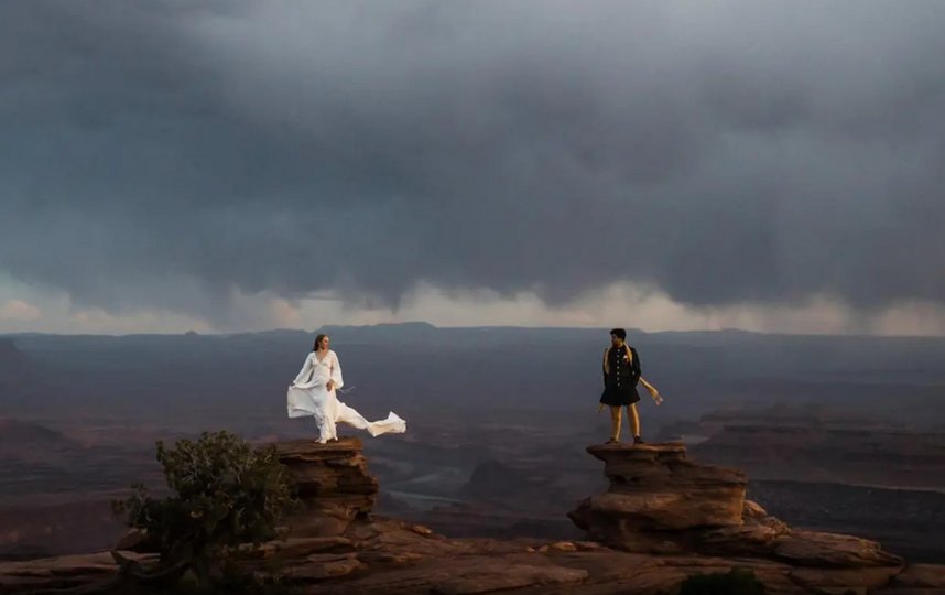 Смелые жених и невеста на скалах посреди пустыни. Фото Aimee Flynn.