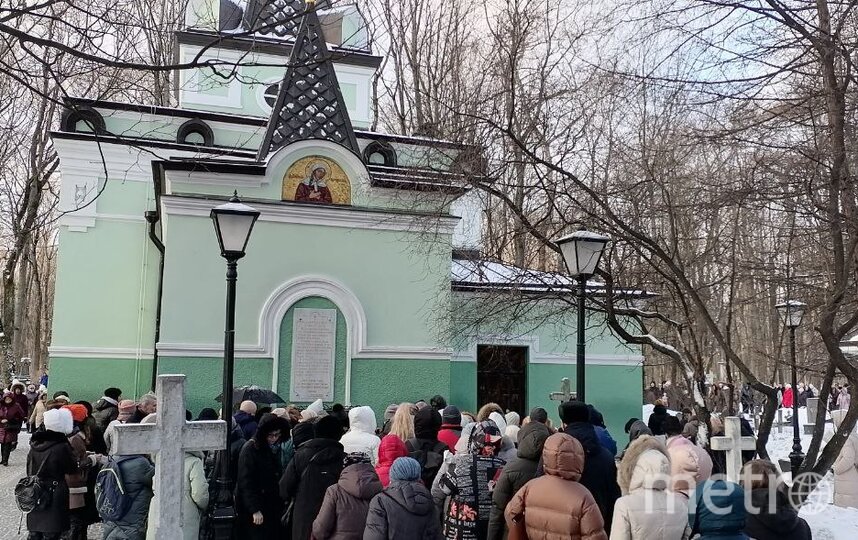 6 февраля верующие приходят к часовне Ксении блаженной на Смоленском кладбище, чтобы почтить память святой. Фото Евгения Елисеева, "Metro"