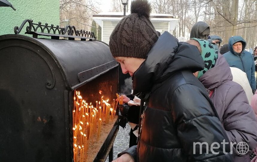 Верующие обращаются к Ксении блаженной, оставляют записки, ставят свечи. Фото Евгения Елисеева, "Metro"