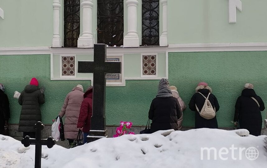6 февраля верующие приходят к часовне Ксении блаженной на Смоленском кладбище, чтобы почтить память святой. Фото Евгения Елисеева, "Metro"