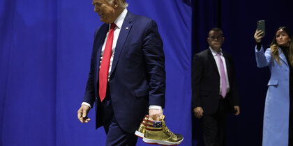 Запущенную Дональдом Трампом линейку золотых кроссовок раскупили