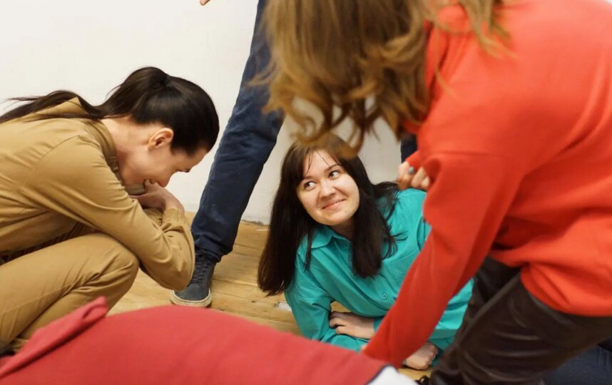 Я – садовник, который копает землю, Аня – та самая земля, которую я вскапываю, а Оксана – дождевой червяк, коорый вот-вот эту землю съест. Я – садовник, который копает землю, Аня – та самая земля, которую я вскапываю, а Оксана – дождевой червяк, коорый вот-вот эту землю съест.