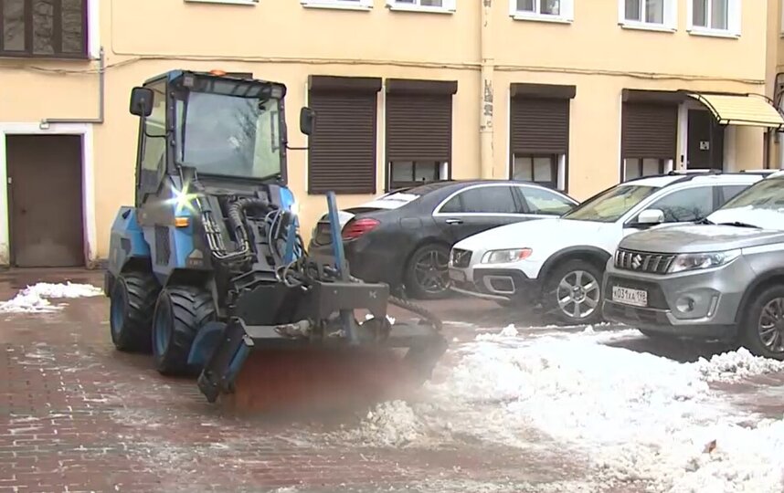 С воскресенья в Петербурге вновь начнут очищать дворы от зимней грязи: пока идет уборка снега
