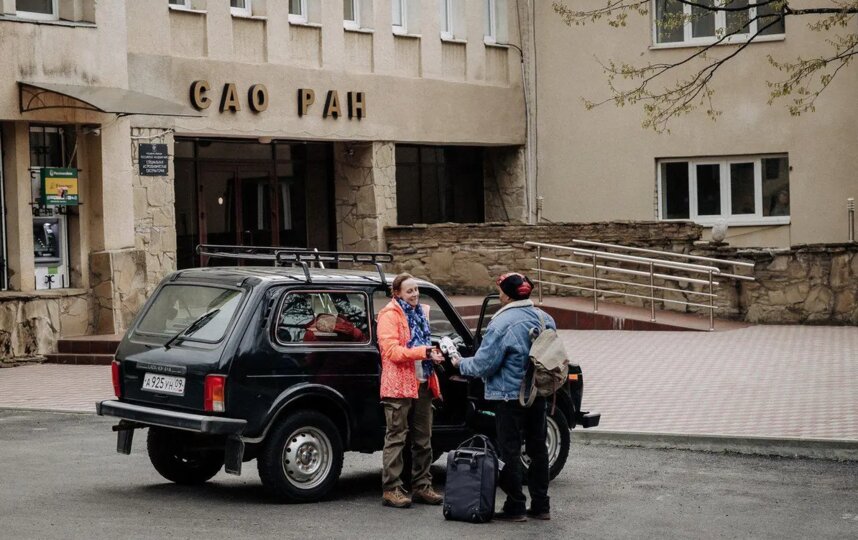 Актёры Дарья Семёнова и Григорий Сиятвинда на съёмках фильма "Температура Вселенной" у входа в Специальную астрофизическую обсерваторию РАН. Актёры Дарья Семёнова и Григорий Сиятвинда на съёмках фильма "Температура Вселенной" у входа в Специальную астрофизическую обсерваторию РАН.
