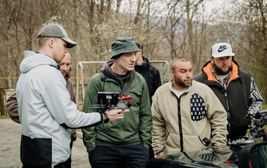 Виктор Шамиров со съёмочной группой "Температуры Вселенной". Виктор Шамиров со съёмочной группой "Температуры Вселенной".