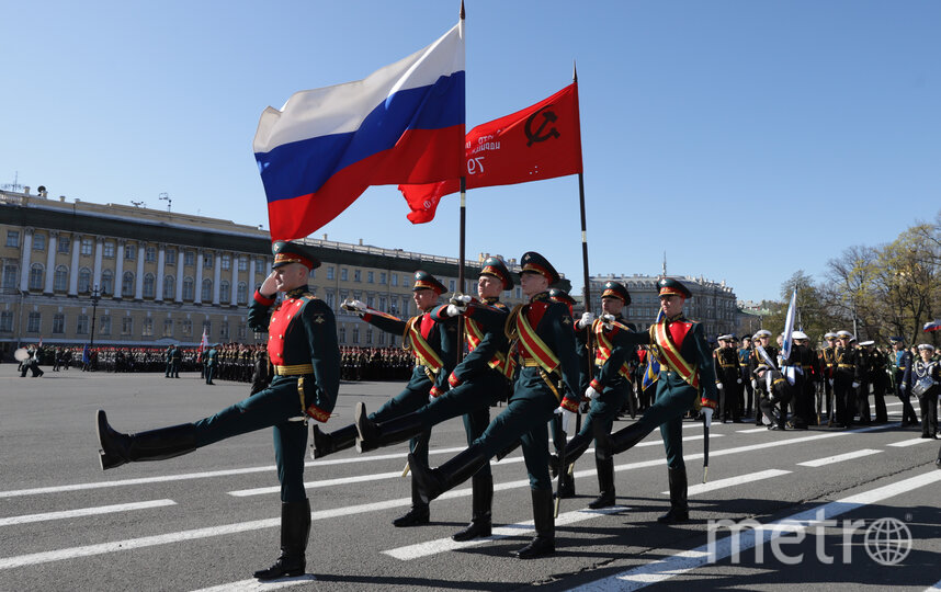 Более четырех тысяч военных участвовали в шествии на Дворцовой площади
