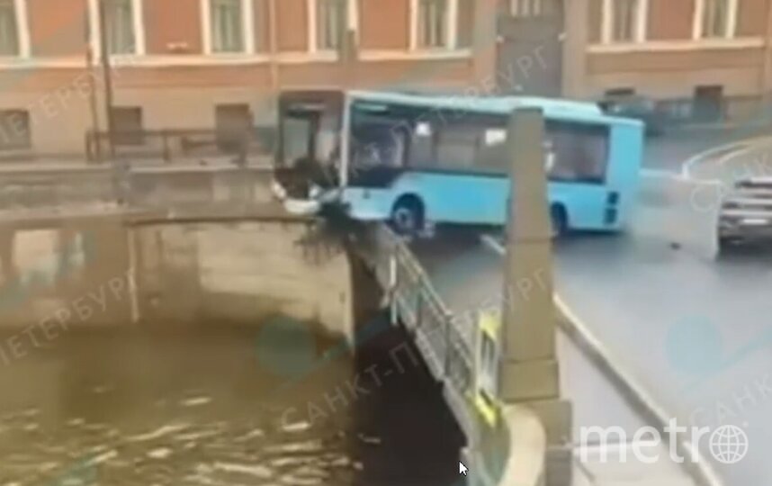Автобус с пассажирами рухнул в Мойку