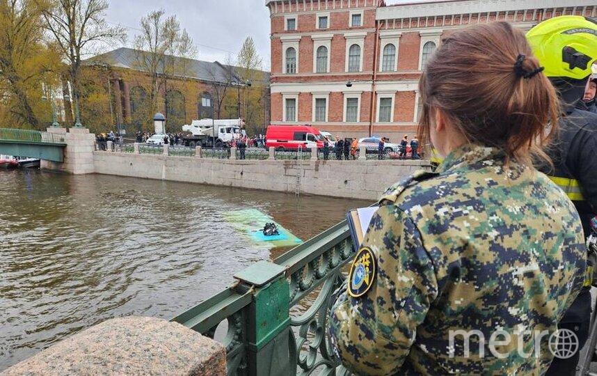 Четверо пассажиров погибли при падении автобуса в реку в Петербурге
