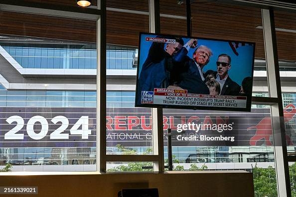 Дональд Трамп выкрикивал слово "боритесь" с поднятым вверх кулаком, пока охрана уводила его со сцены Дональд Трамп выкрикивал слово "боритесь" с поднятым вверх кулаком, пока охрана уводила его со сцены