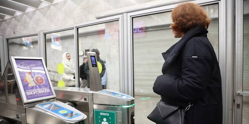 "Достаточно взгляда". Оплату проезда "лицом" начали тестировать в метро Петербурга