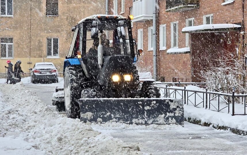 Коммунальные службы Петербурга перевели на усиленный режим работы из-за залпового снегопада