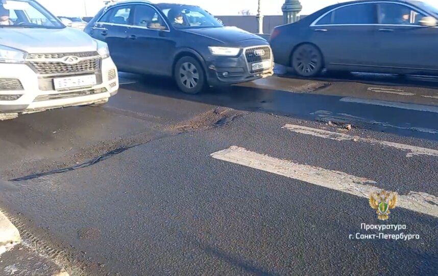 Впадины глубиной 13 см и колейность. Прокуратура Петербурга потребовала отремонтировать Троицкий мост