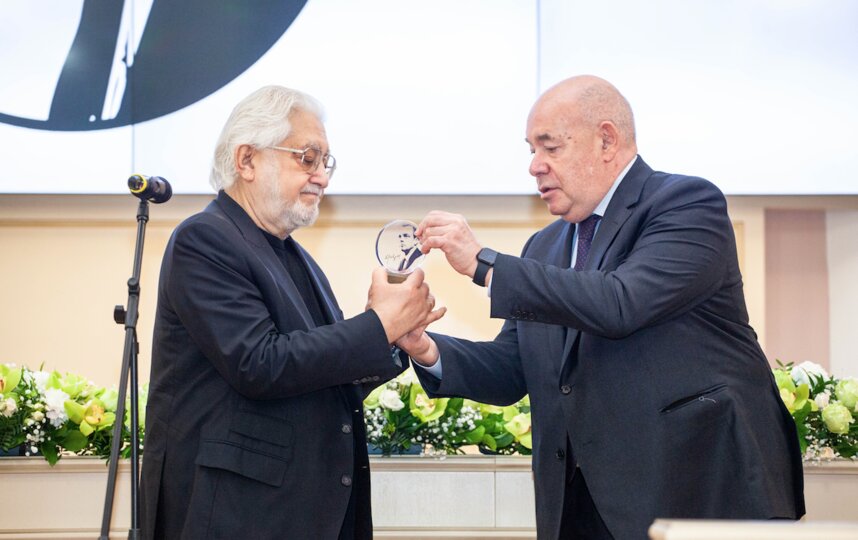 Михаил Швыдкой вручает премию художественному руководителю Малого драматического театра Льву Додину Михаил Швыдкой вручает премию художественному руководителю Малого драматического театра Льву Додину