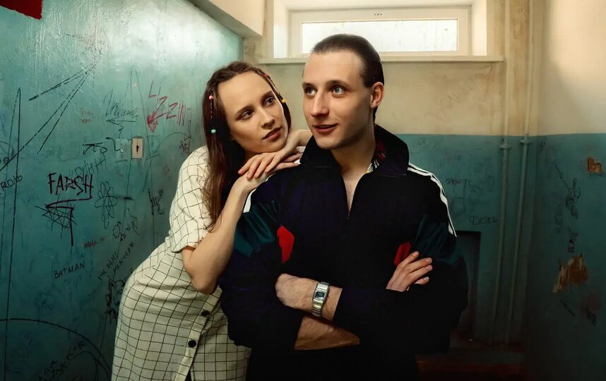 Молодого героя Дмитрия Нагиева играет студент театрального училища Максим Тужилкин. Молодого героя Дмитрия Нагиева играет студент театрального училища Максим Тужилкин.