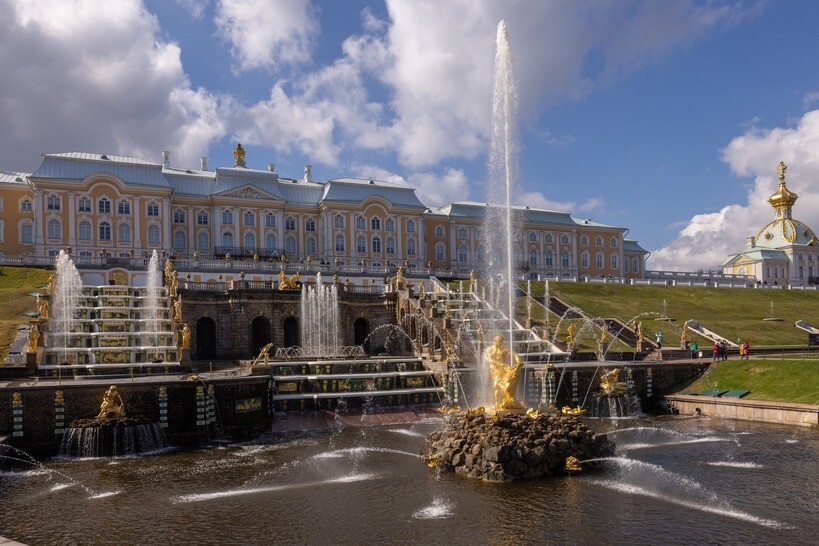 В Петергофе впервые в этом сезоне ожили фонтаны