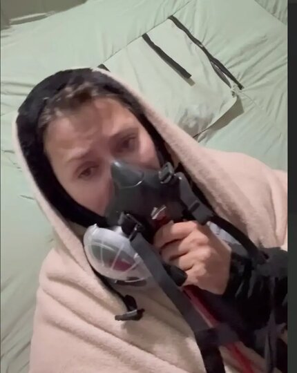 Виктория Боня в кислородной маске. Скриншот видео ТГ-канала Виктории Бони Виктория Боня в кислородной маске. Скриншот видео ТГ-канала Виктории Бони