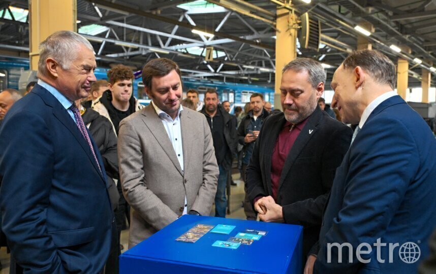 Президент Зенита Александр Медведев, глава комитета по транспорту Валентин Енокаев, спикер ЗакСа Александр Бельский, глава метрополитена Евгений Козин (слева направо) Президент Зенита Александр Медведев, глава комитета по транспорту Валентин Енокаев, спикер ЗакСа Александр Бельский, глава метрополитена Евгений Козин (слева направо)