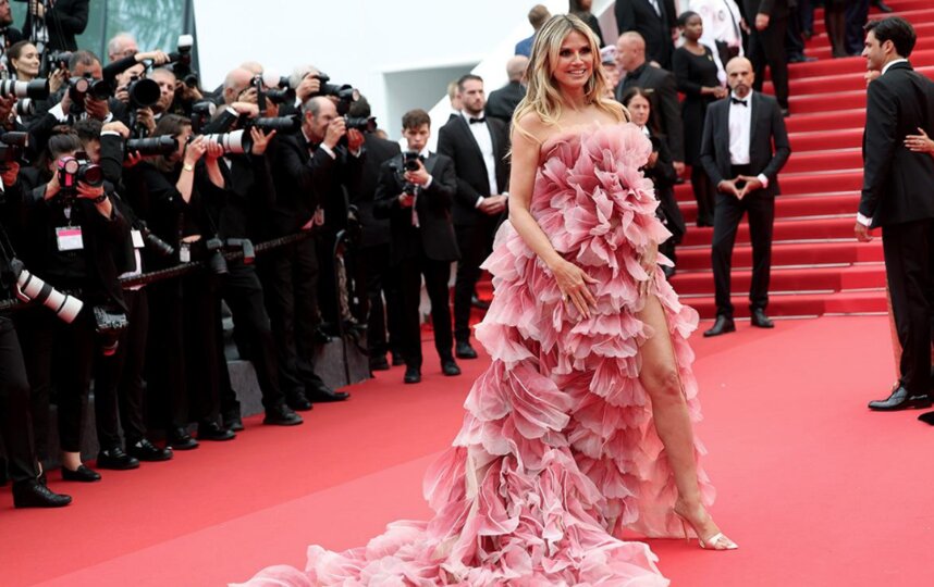 ����� ����