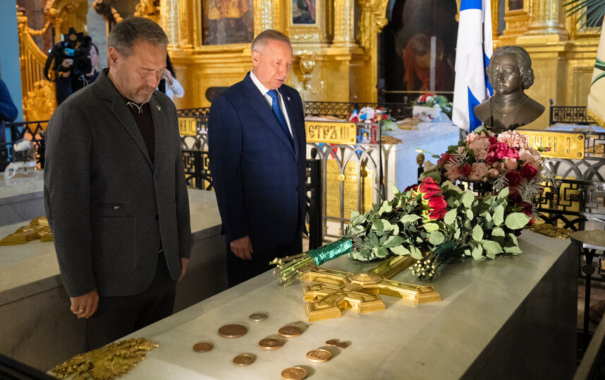Губернатор Александр Беглов и депутат Заксобрания Александр Бельский почтили память о Петре I в его 353-ю годовщину