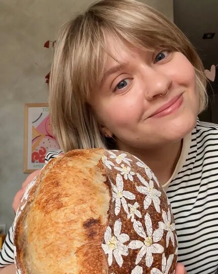 Совместила хлеб с цветами и залетела в видеотренды: москвичка испекла необычный домашний хлеб