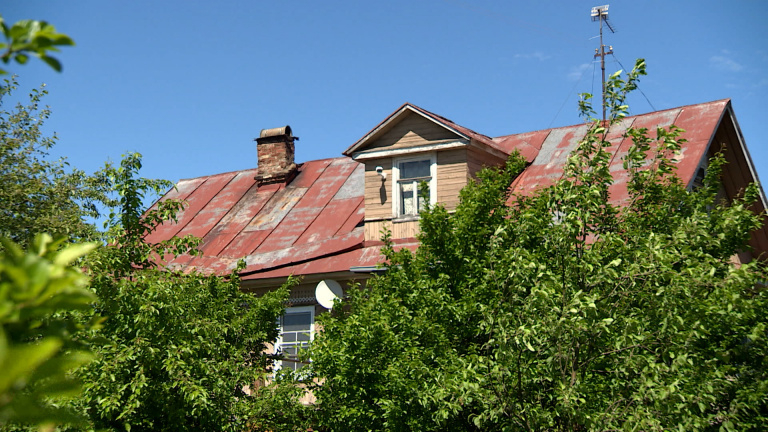 Россиянам рассказали о правилах размещения глухих заборов на своих участках