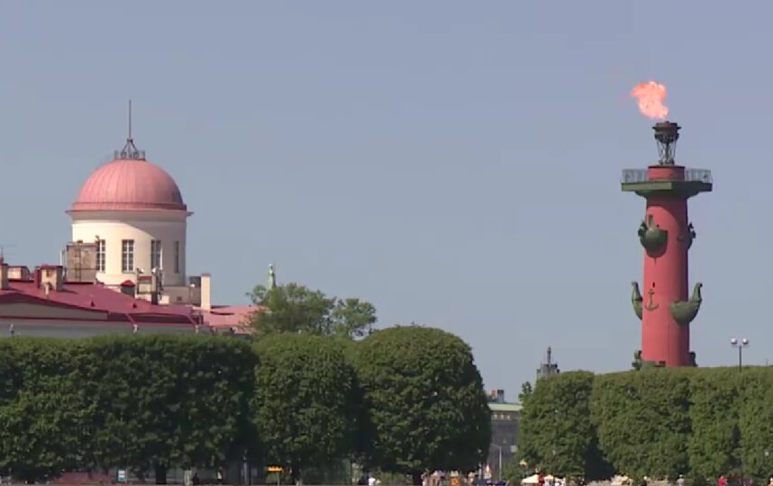 Празднования главного государственного праздника завершится зажженными факелами Ростральных колонн