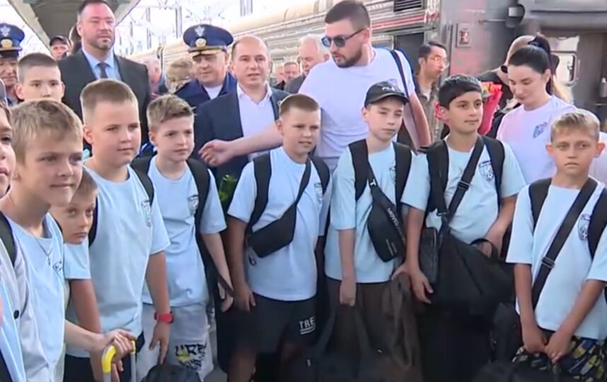 На благотворительный матч От сердца к сердцу в Петербург прибыли 16 юных футболистов Мариуполя