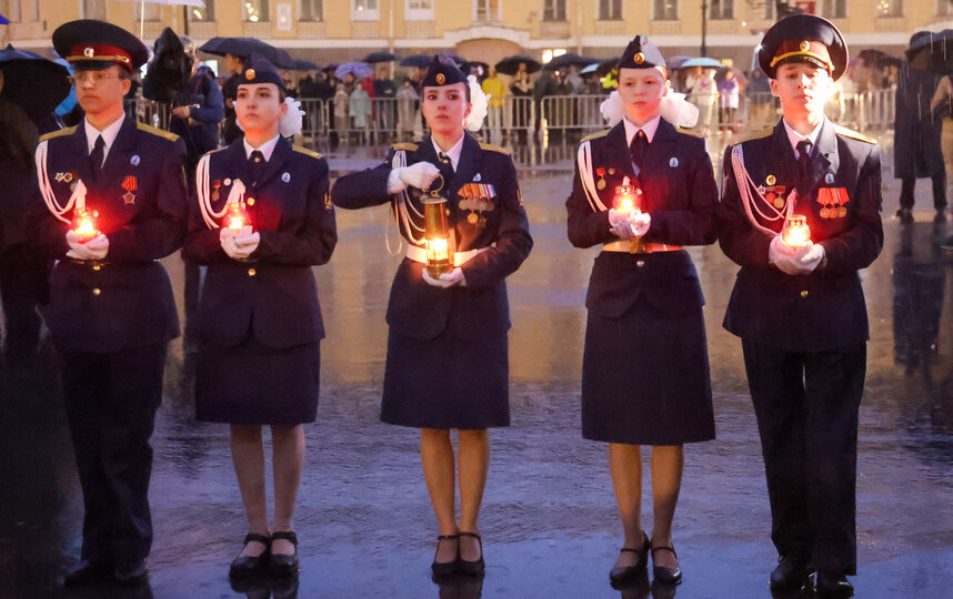 На Дворцовой площади прошла акция Свеча Памяти