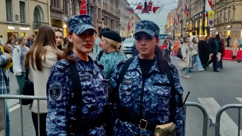 В Петербурге росгвардейцы привели к матери сына, потерявшегося на репетиции Алых парусов
