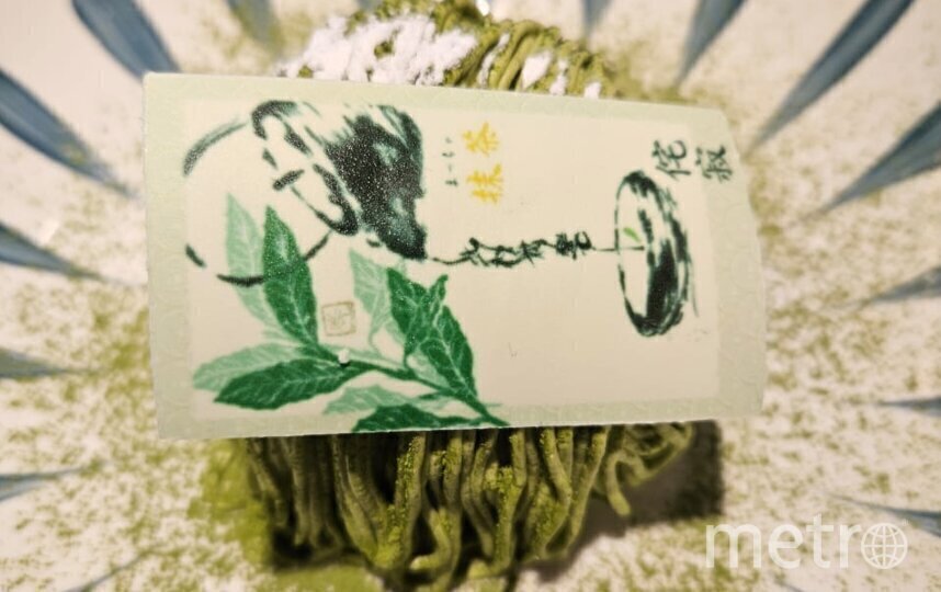 На одном из десертов можно заметить японские иероглифы "ваби-саби". На одном из десертов можно заметить японские иероглифы "ваби-саби".