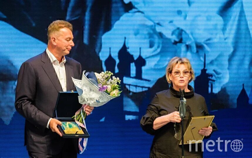 Заслуженная артистка России Тамара Акулова и президент фестиваля Эдуард Пичугин Заслуженная артистка России Тамара Акулова и президент фестиваля Эдуард Пичугин
