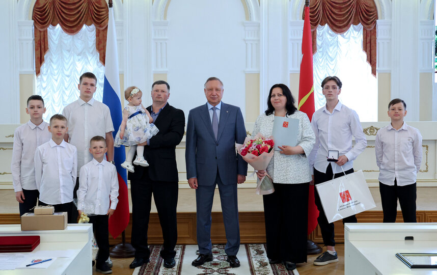 Петербуржцам вручили квартиры и микроавтобусы