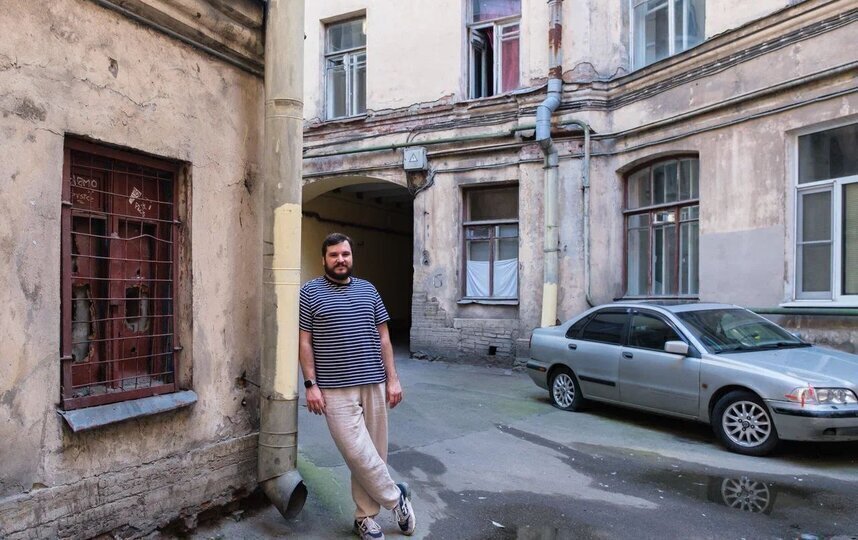 Фёдор во дворе-колодце, где снимались сцены из фильма "Брат" Фёдор во дворе-колодце, где снимались сцены из фильма "Брат"