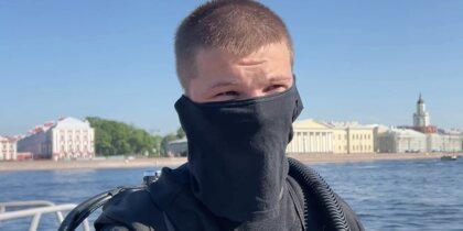 Росгвардеец-водолаз достал петербурженке упавший на дно Невы телефон