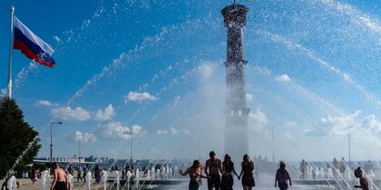 Головные уборы, SPF-крем и вода: как петербуржцы могут защититься от перегрева