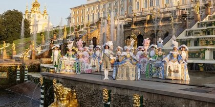 Фотосессия с участием артистов шоу Гии Эрадзе «Бурлеск» прошла на территории музея-заповедника «Петергоф»
