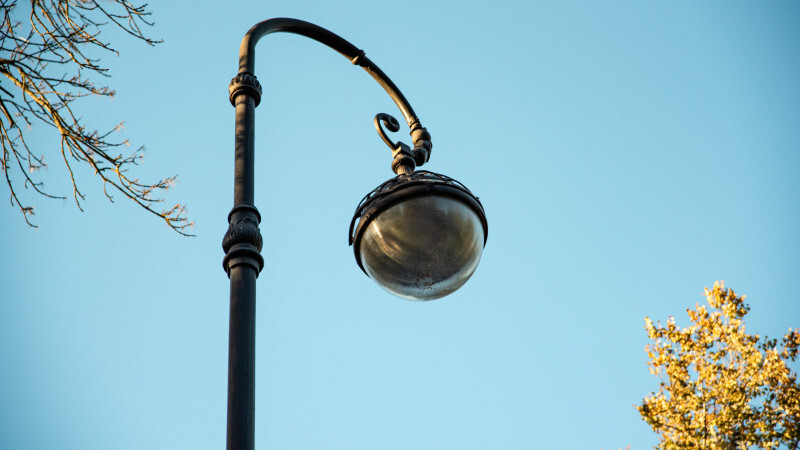 Во дворе у парка Новознаменка в Красносельском районе реконструируют освещение