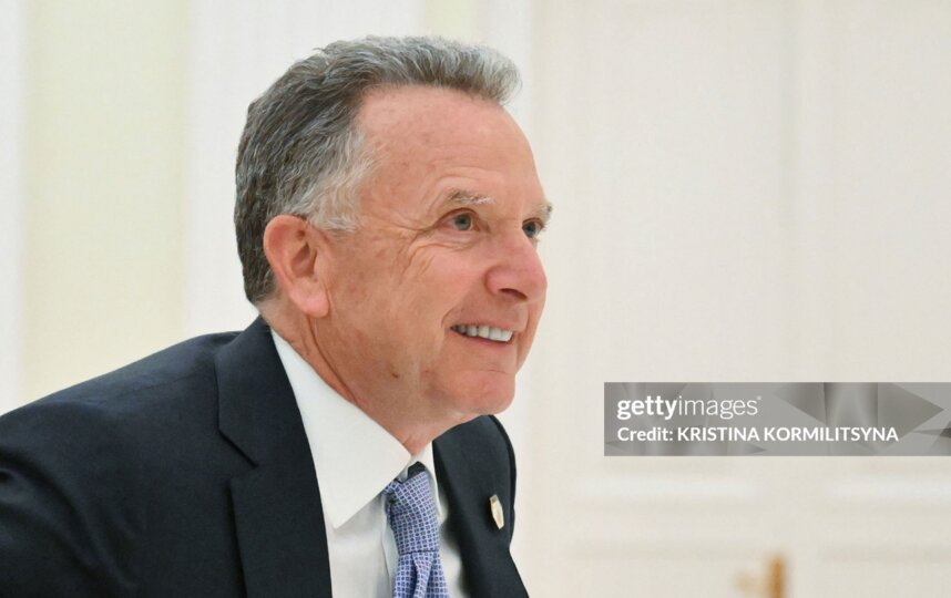 Пятый визит в Россию спецпосланника президента США Стивена Уиткоффа начался с прогулки по парку Зарядье в Москве