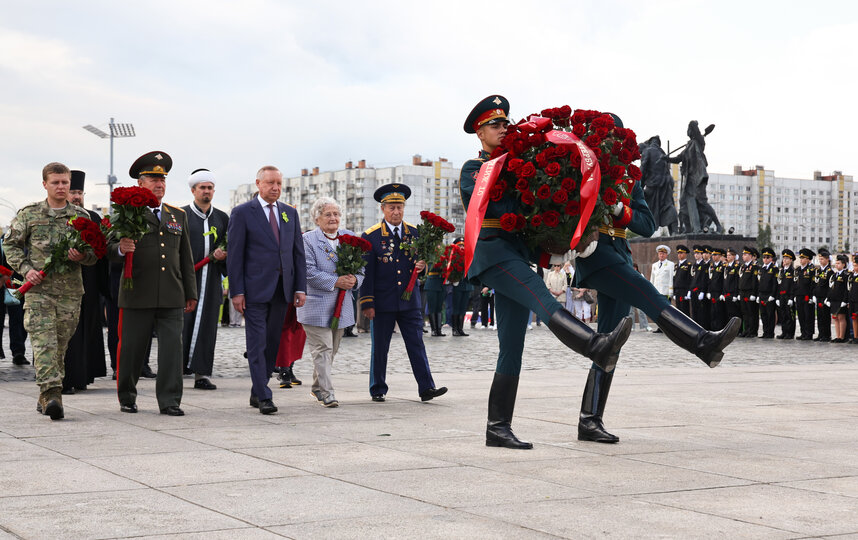 В Петербурге прошла торжественная церемония возложения цветов к Монументу героическим защитникам Ленинграда