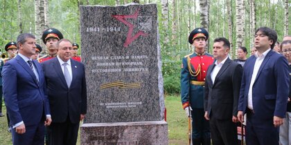 Памятник воинам-приморцам, отстоявшим Ленинград, открыт на Синявинских высотах