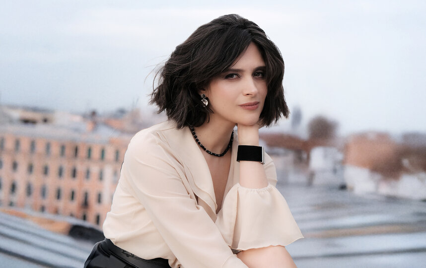 На крыше Roof Place в Петербурге выступит русская француженка Женя Любич