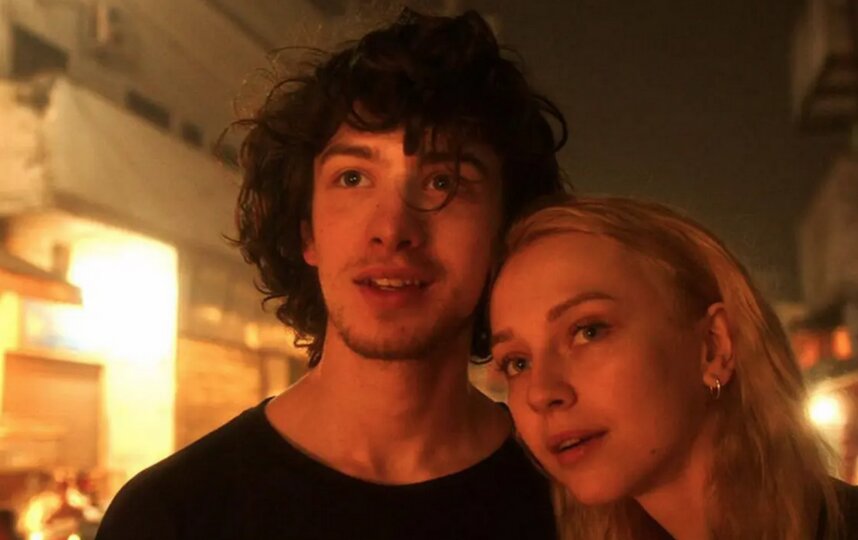 Молодые актёры отправляются в Индию снимать артхаусное кино под началом режиссёра-гуру