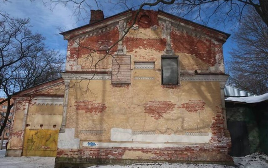 Историческую казарму с сухопутным манежем отреставрируют в Кронштадте к середине октября