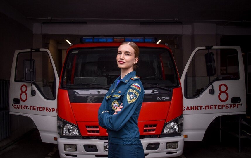 Сотрудница МЧС из Петербурга спасла человека во время отдыха