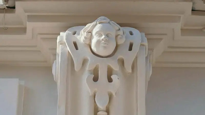 На фасаде особняка Урусова при реставрации вновь установили фигуры младенцев