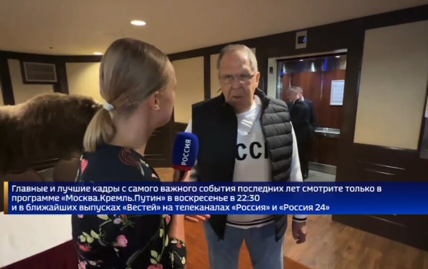 Сергей Лавров в свитере с надписью "СССР" перед саммитом президентов России и США на Аляске. Скриншот видео t.me/zarubinreporter