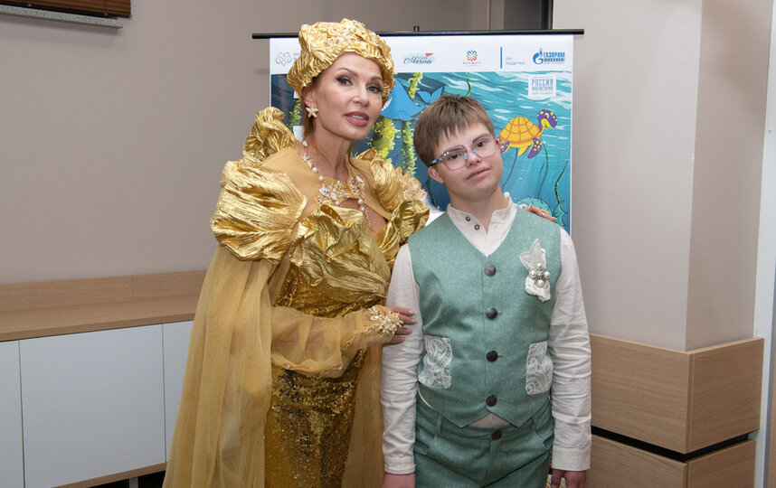 Эвелина Блёданс с сыном Семёном представили благотворительный инклюзивный спектакль