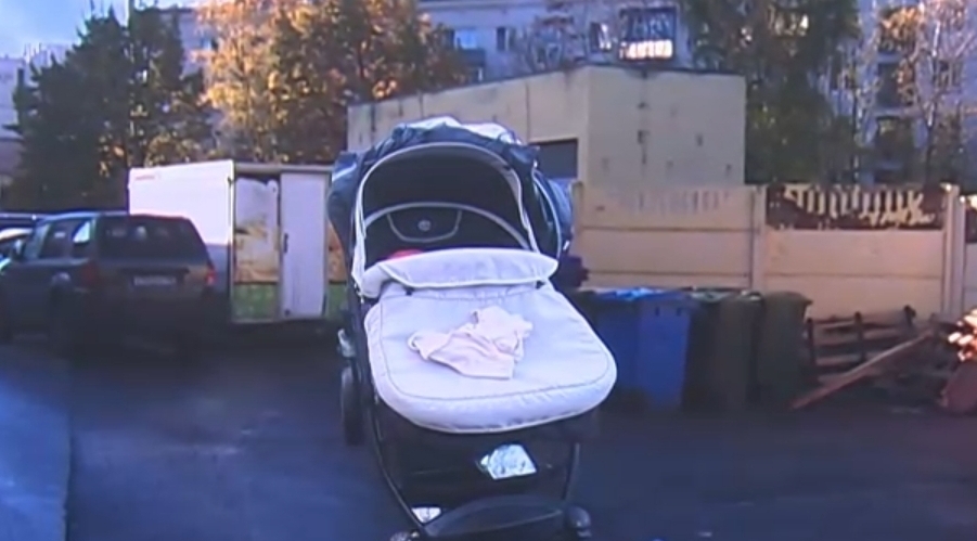 В Петербурге задержали женщину, оставившую коляску с маленькой дочкой у мусорки