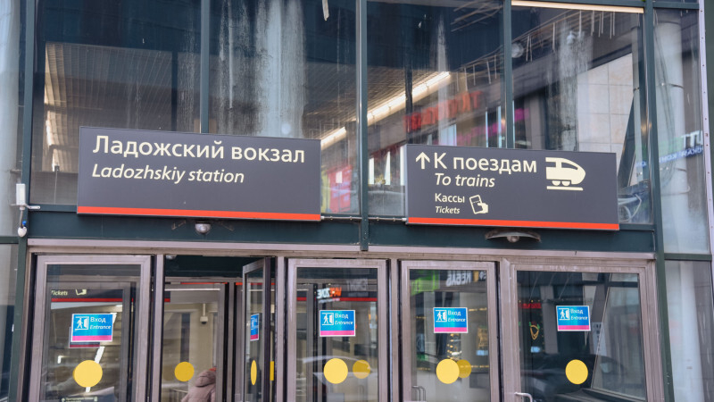 Вход на Ладожский вокзал с улицы Зольной временно закрыли, но движение поездов проходит в штатном режиме