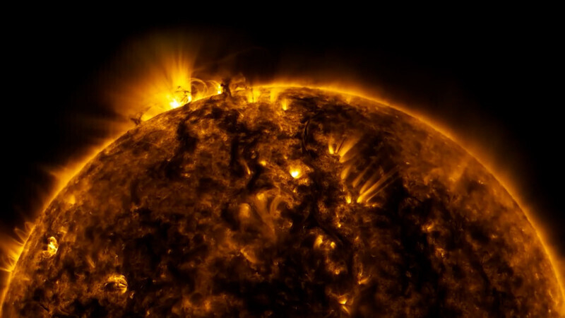 Сильные вспышки на Солнце возобновились после перерыва в две недели 2 ноября 2025